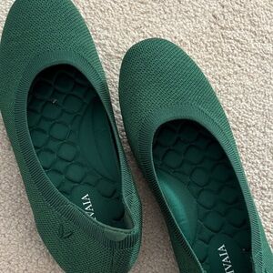 VIVAIA Women's Forest Green Flats - size 10